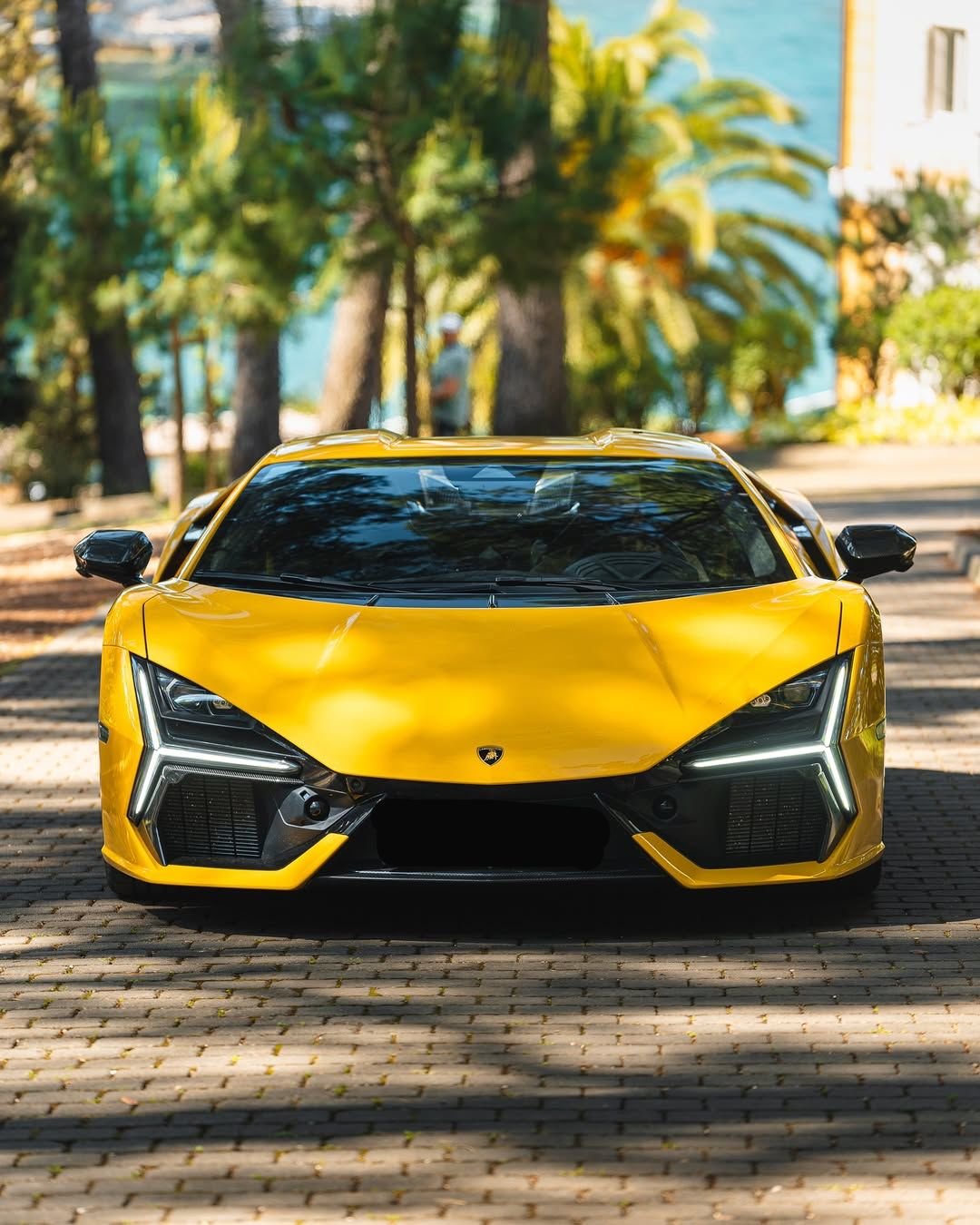 Lamborghini Revuelto — photo 2